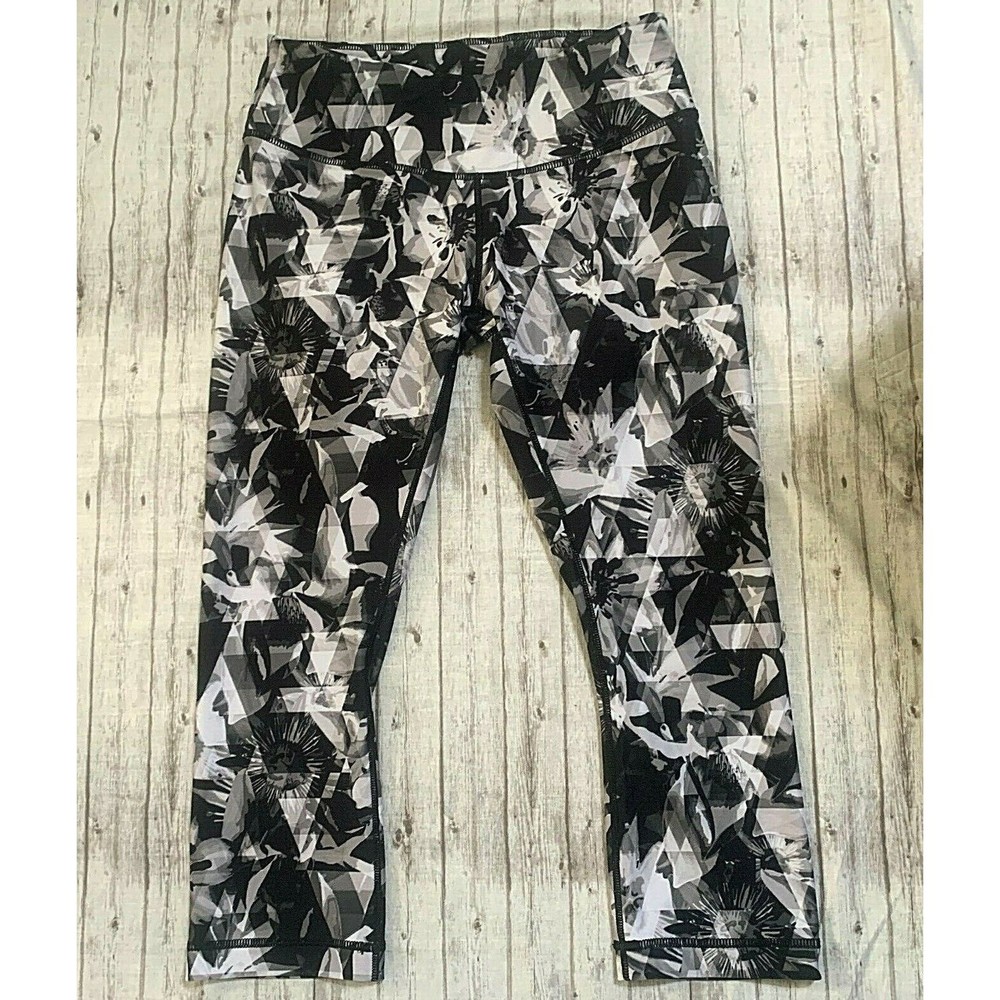 Reebok Womens Crop Leggings Sz Small Black Floral Geometric Print Stretch Capri